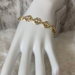 Elegant Gold Bracelet with Crystal Accents